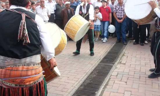 İzmir’de Mahalle Düğünlerine Uyumlu Davul Zurna Performansı